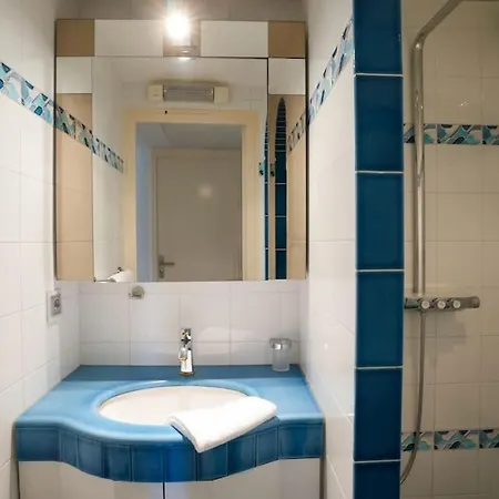 Diamant Bleu Et Piscine
