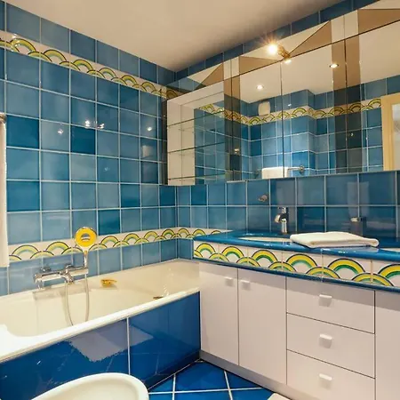Diamant Bleu Et Piscine